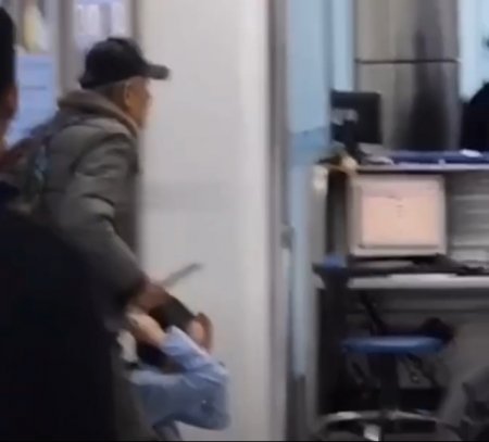В аэропорту Алматы мужчина с ножом захватил сотрудницу в заложники