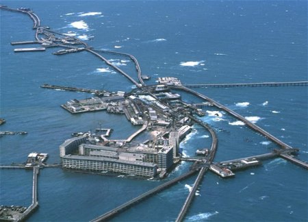 На «Нефтяных камнях» кран потерял равновесие и упал в море