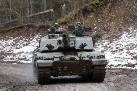 Британский принц на танке у российской границы