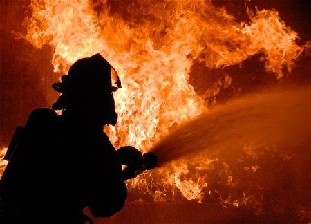 При взрыве в жилом доме в Мингячевире погибла женщина