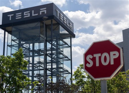 Во Франции подожгли свыше десяти зарядных станций Tesla
