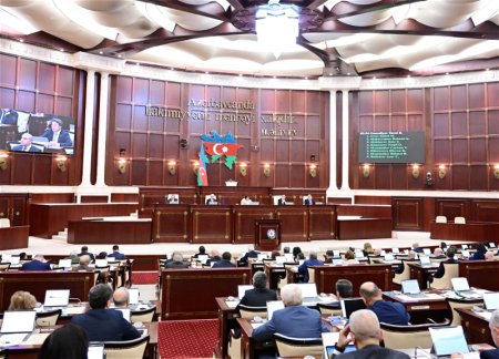 Милли Меджлис утвердил повышение предельного возраста судей КС