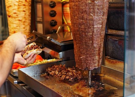 Отбеливатель в курином мясе: в Турции раскрыли страшные подробности массового отравления донером