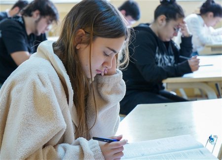 Сегодня свыше 51 тыс. учащихся сдали выпускной экзамен