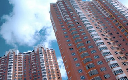 В Китае девочка чудом выжила после падения с 25-го этажа