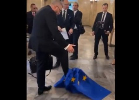 Кандидат в президенты Польши вытер ноги о флаг ЕС