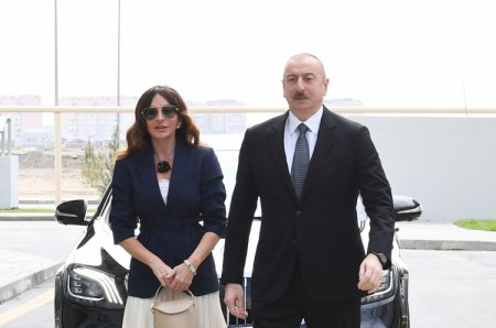 Президент Азербайджана Ильхам Алиев и первая леди Мехрибан Алиева приняли участие в открытии Шушинского лечебно-оздоровительного центра. Об этом сообщает официальный сайт главы Азербайджанского государства.