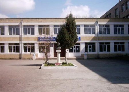Директора бакинской школы обвиняют во взятках и незаконной сдаче школьных помещений в аренду