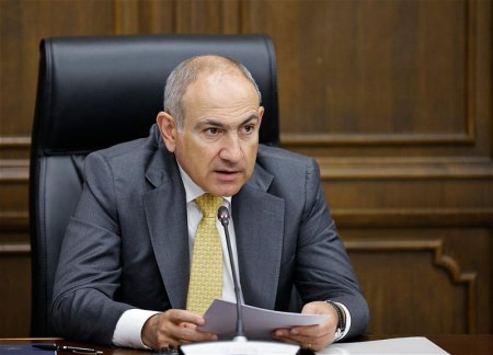 Пашинян потребовал от Эчмиадзина объяснений относительно нарушения обета безбрачия и наличия ребенка у священнослужителя