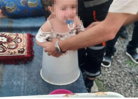 В Агдаме ребенок застрял в ведре