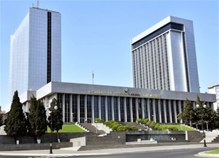 Обнародованы время и повестка дня очередного заседания внеочередной сессии Милли Меджлиса