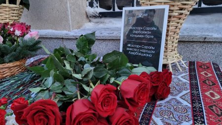 В Актау открыли памятник членам экипажа упавшего самолета AZAL