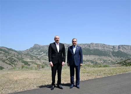Президент Ильхам Алиев и Гурбангулы Бердымухамедов сфотографировались на фоне села Дашалты