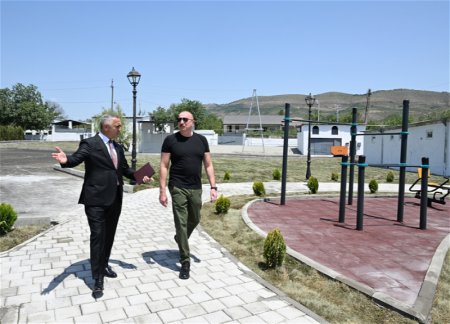 Президент Ильхам Алиев ознакомился с работами, проводимыми в селе Тезебина Ходжалинского района