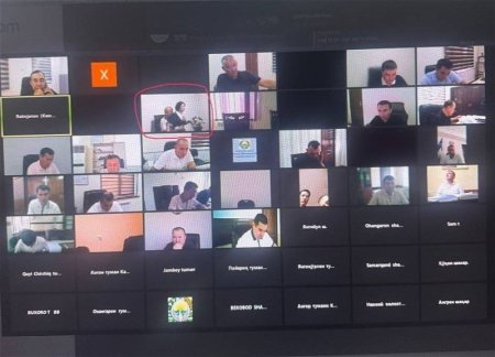 В Узбекистане уволили чиновника, усадившего секретаршу к себе на колени во время онлайн-собрания