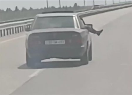 Пассажир «Мерседеса» в Баку высунул ноги из окна на ходу