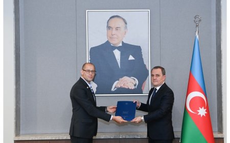 Ронен Краус вручил копию верительных грамот Джейхуну Байрамову