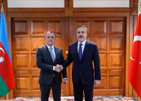 Хакан Фидан и Джейхун Байрамов обсудили региональные вопросы