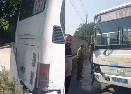 В Баку автобус с пассажирами протаранил стену дома