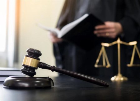 Адвокатам разрешат защищать себя в суде