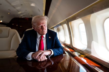 Самолет Трампа едва не столкнулся с пассажирским бортом