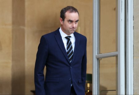 Премьер-министр Франции подал прошение об отставке