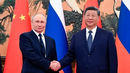 Песков заявил о постоянном контакте Путина с Си Цзиньпином