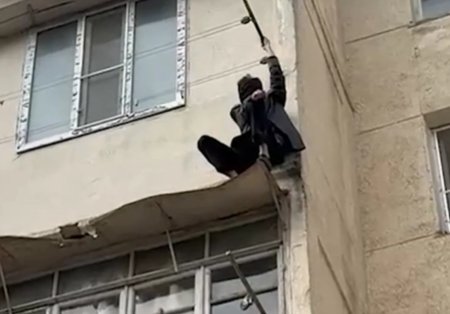 В Баку спасен человек, оказавшийся в опасной ситуации