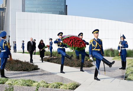 Президент и первая леди посетили Монумент Победы и открыли Музей Победы в Баку