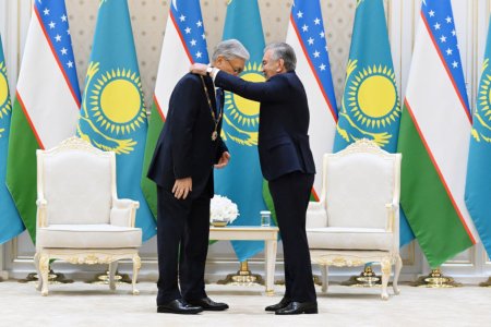 Президент Казахстана награжден высшей государственной наградой Узбекистана
