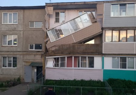 В поселке Говсан балкон дома обрушился вместе с хозяйкой