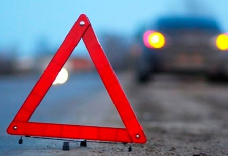 В Шамкирском районе перевозивший работников теплицы микроавтобус скатился в водоканал
