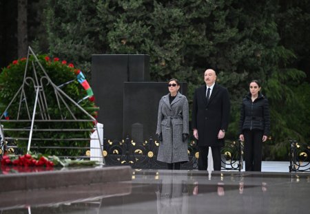 Президент Ильхам Алиев и первая леди Мехрибан Алиева посетили могилу Общенационального лидера Гейдара Алиева