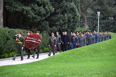 Руководство Министерства обороны посетило могилу общенационального лидера