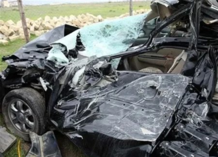 В Газахе автомобиль врезался в ограждение, есть погибший