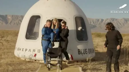 Blue Origin впервые отправила в космос человека в инвалидной коляске