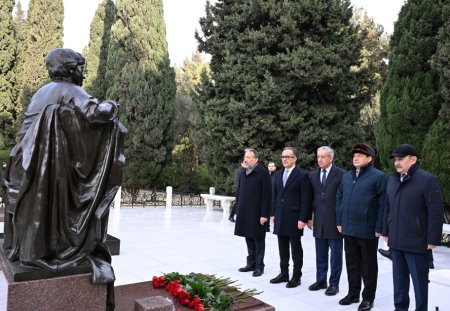 Участники II Форума религиозных деятелей Азербайджана посетили могилу общенационального лидера