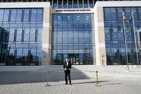 Глава государства принял участие в открытии здания факультета бизнеса и экономики Карабахского университета