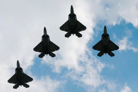 Пентагон в ближайшие дни начнет переброску на базы вблизи Ирана эскадрилий истребителей