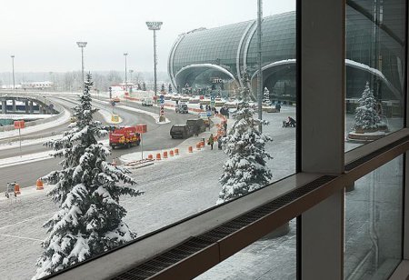 Сильный снегопад осложнил работу транспорта и аэропортов Москвы