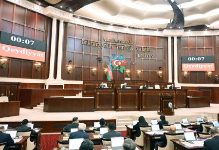 Проходит очередное пленарное заседание Милли Меджлиса