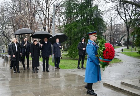 Президент Ильхам Алиев в Белграде посетил памятники Общенациональному лидеру Гейдару Алиеву и выдающемуся сербскому писателю Милораду Павичу
