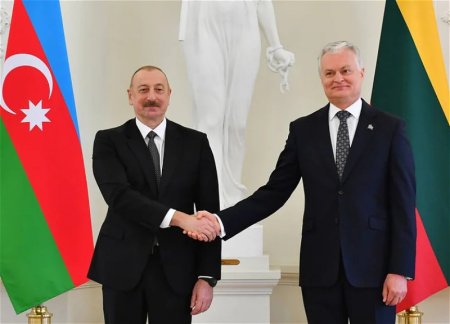 Президент Азербайджана поздравил литовского коллегу с национальным праздником