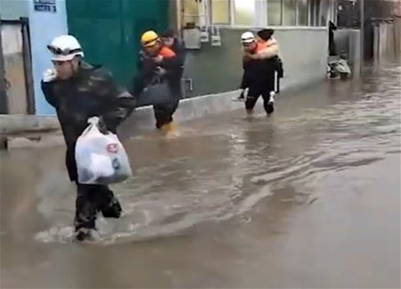 Спасатели МЧС эвакуировали 9 жителей с затопленных домов