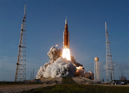Корабль с астронавтами летит на Луну