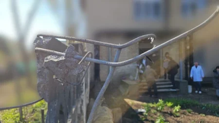 Дроны РФ ударили по больнице и автомобилю в центре Херсона