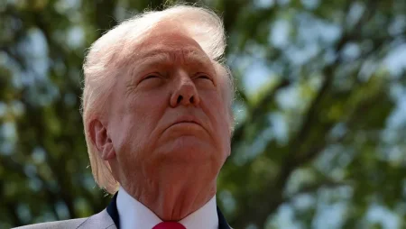 Большинство американцев не одобряют действия Трампа, пишут СМИ