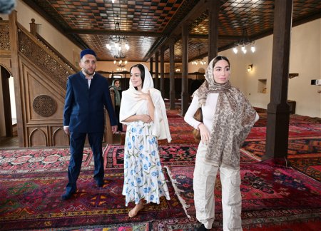 Лейла Алиева и Арзу Алиева посетили в Шеки Ханскую мечеть