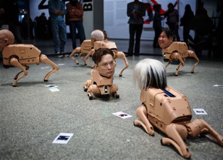 В Берлине представили роботов-собак с лицами Маска и Цукерберга