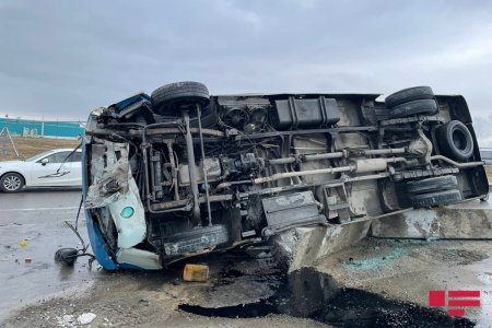 В Евлахе перевернулся микроавтобус, пострадали около 20 человек